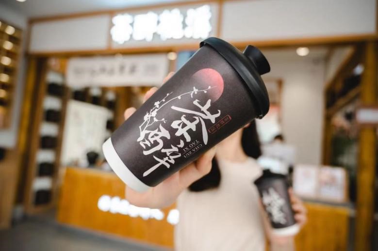 定位“新中式美学”，又一国风顶流品牌茶醉桃溪连续霸榜热门饮品店。